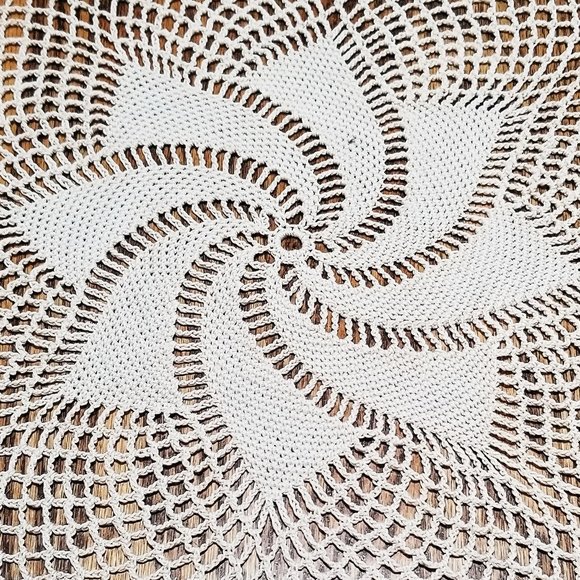 New Hand Crafted Comets Tail 18" Natural Colored Doily - Picture 2 of 3